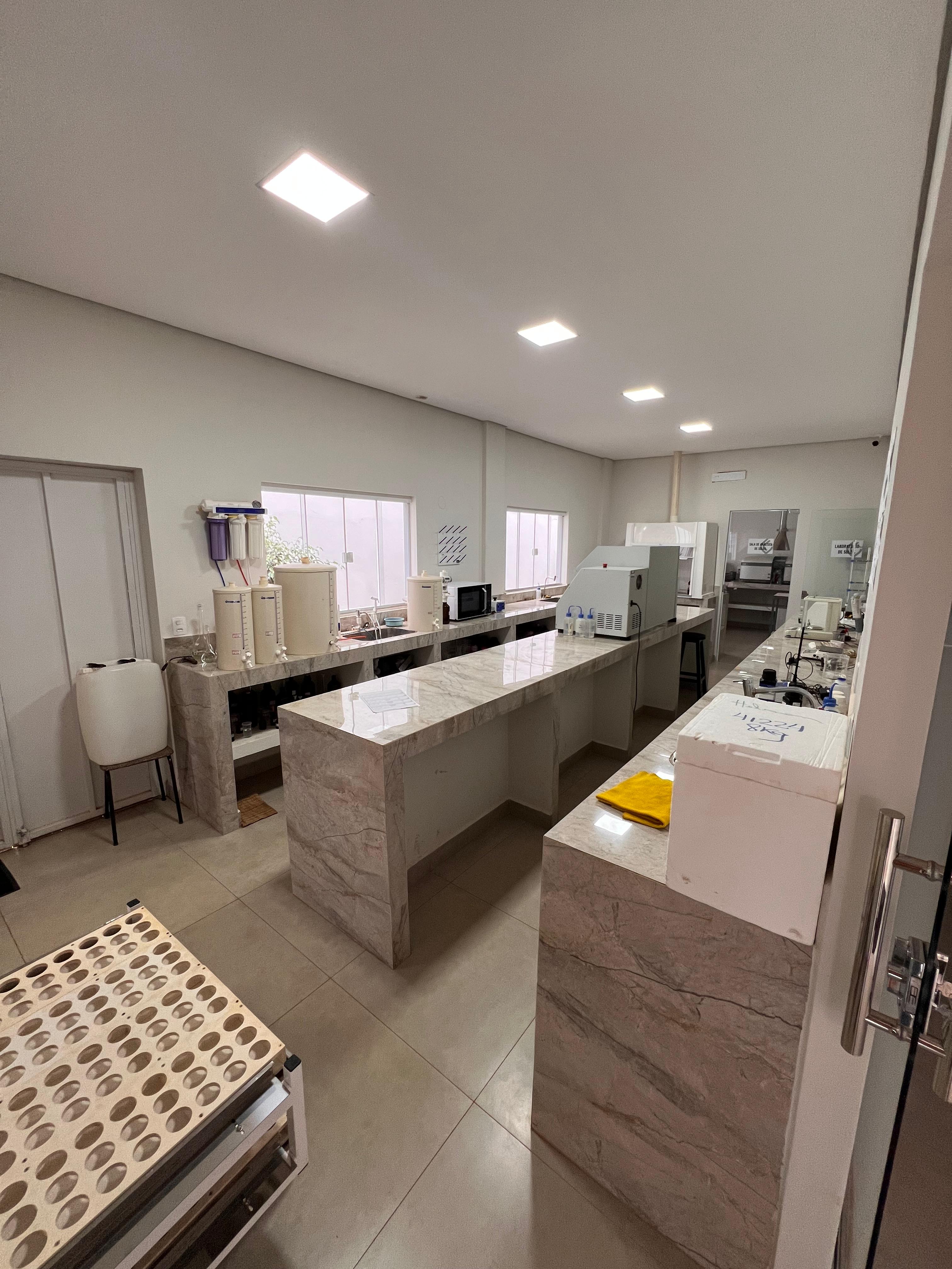 Interior do laboratório VL Agronegócios